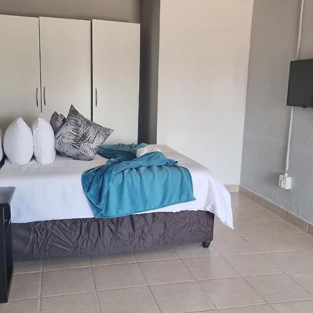 Stay At Home Airport Lodge ケンプトンパーク エクステリア 写真