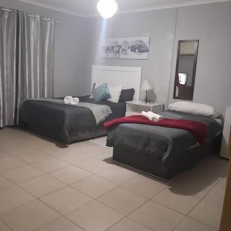 Stay At Home Airport Lodge ケンプトンパーク エクステリア 写真