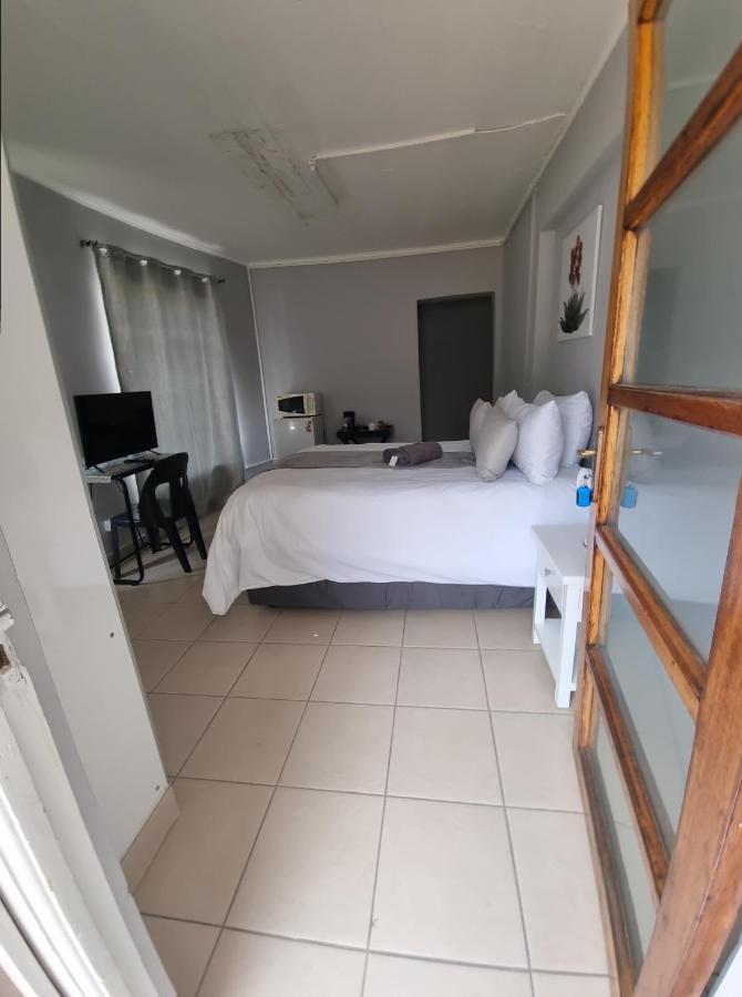 Stay At Home Airport Lodge ケンプトンパーク エクステリア 写真