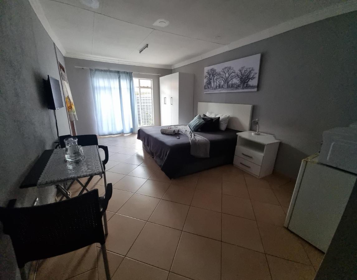 Stay At Home Airport Lodge ケンプトンパーク エクステリア 写真