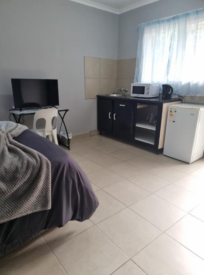 Stay At Home Airport Lodge ケンプトンパーク エクステリア 写真