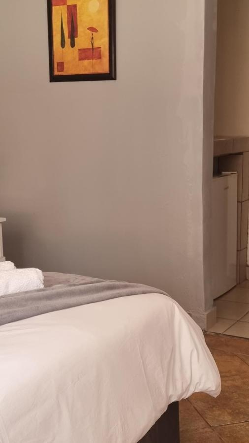 Stay At Home Airport Lodge ケンプトンパーク エクステリア 写真