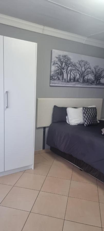 Stay At Home Airport Lodge ケンプトンパーク エクステリア 写真